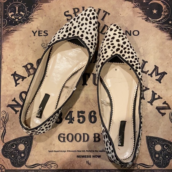 SALE‼️ CALF HAIR BLACK & WHITE FLATS - Picture 6 of 9